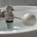 découvrez comment régler efficacement un flotteur chasse eau pour optimiser son fonctionnement et éviter les problèmes de fuite ou de débordement dans vos toilettes.